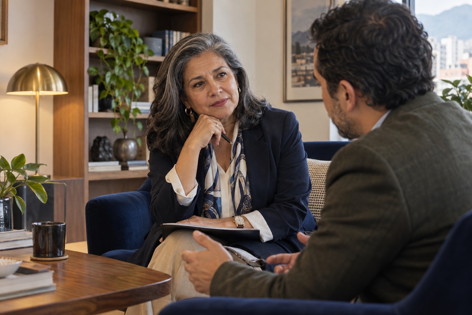 Consultora sénior escuchando a un cliente durante una asesoría